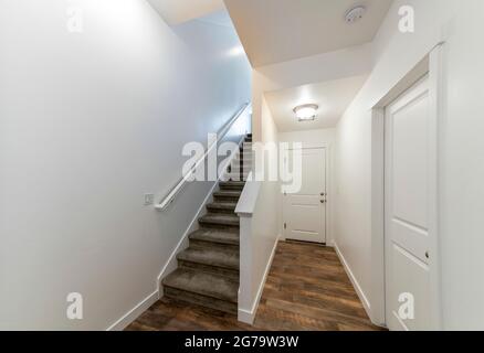 Haus Eingang innen mit Treppe und Flur mit Holzboden Stockfoto