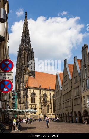 Kirche St. Lamberti, Lamberti-Kirche, mit Prinzipalmarkt Straße, Münster, Nordrhein-Westfalen, Deutschland, Europa Stockfoto