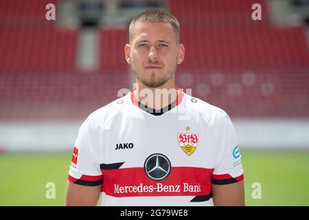 12. Juli 2021, Baden-Württemberg, Stuttgart: Offizieller Medientag des Bundesligisten VfB Stuttgart: Waldemar Anton. Foto: Marijan Murat/dpa - WICHTIGER HINWEIS: Gemäß den Bestimmungen der DFL Deutsche Fußball Liga und/oder des DFB Deutscher Fußball-Bund ist es untersagt, im Stadion und/oder vom Spiel aufgenommene Fotos in Form von Sequenzbildern und/oder videoähnlichen Fotoserien zu verwenden oder zu verwenden. Stockfoto