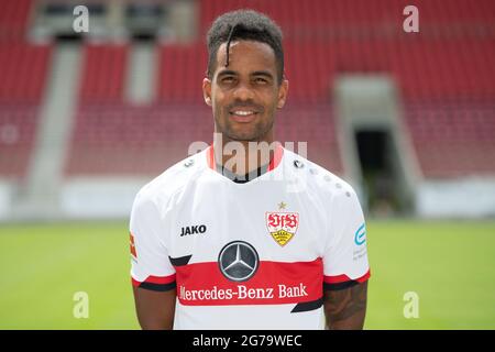 12. Juli 2021, Baden-Württemberg, Stuttgart: Offizieller Medientag des Bundesligisten VfB Stuttgart: Daniel Didavi. Foto: Marijan Murat/dpa - WICHTIGER HINWEIS: Gemäß den Bestimmungen der DFL Deutsche Fußball Liga und/oder des DFB Deutscher Fußball-Bund ist es untersagt, im Stadion und/oder vom Spiel aufgenommene Fotos in Form von Sequenzbildern und/oder videoähnlichen Fotoserien zu verwenden oder zu verwenden. Stockfoto