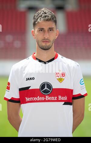 12. Juli 2021, Baden-Württemberg, Stuttgart: Offizieller Medientag des Bundesligisten VfB Stuttgart: Atakan Karazor. Foto: Marijan Murat/dpa - WICHTIGER HINWEIS: Gemäß den Bestimmungen der DFL Deutsche Fußball Liga und/oder des DFB Deutscher Fußball-Bund ist es untersagt, im Stadion und/oder vom Spiel aufgenommene Fotos in Form von Sequenzbildern und/oder videoähnlichen Fotoserien zu verwenden oder zu verwenden. Stockfoto