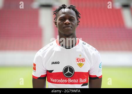 12. Juli 2021, Baden-Württemberg, Stuttgart: Offizieller Medientag des Bundesligisten VfB Stuttgart: Naouirou Ahamada. Foto: Marijan Murat/dpa - WICHTIGER HINWEIS: Gemäß den Bestimmungen der DFL Deutsche Fußball Liga und/oder des DFB Deutscher Fußball-Bund ist es untersagt, im Stadion und/oder vom Spiel aufgenommene Fotos in Form von Sequenzbildern und/oder videoähnlichen Fotoserien zu verwenden oder zu verwenden. Stockfoto