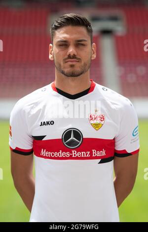 12. Juli 2021, Baden-Württemberg, Stuttgart: Offizieller Medientag des Bundesligisten VfB Stuttgart: Konstantinos Mavropanos. Foto: Marijan Murat/dpa - WICHTIGER HINWEIS: Gemäß den Bestimmungen der DFL Deutsche Fußball Liga und/oder des DFB Deutscher Fußball-Bund ist es untersagt, im Stadion und/oder vom Spiel aufgenommene Fotos in Form von Sequenzbildern und/oder videoähnlichen Fotoserien zu verwenden oder zu verwenden. Stockfoto