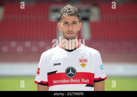 12. Juli 2021, Baden-Württemberg, Stuttgart: Offizieller Medientag des Bundesligisten VfB Stuttgart: Atakan Karazor. Foto: Marijan Murat/dpa - WICHTIGER HINWEIS: Gemäß den Bestimmungen der DFL Deutsche Fußball Liga und/oder des DFB Deutscher Fußball-Bund ist es untersagt, im Stadion und/oder vom Spiel aufgenommene Fotos in Form von Sequenzbildern und/oder videoähnlichen Fotoserien zu verwenden oder zu verwenden. Stockfoto