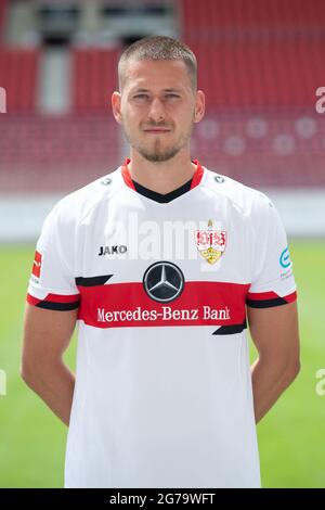 12. Juli 2021, Baden-Württemberg, Stuttgart: Offizieller Medientag des Bundesligisten VfB Stuttgart: Waldemar Anton. Foto: Marijan Murat/dpa - WICHTIGER HINWEIS: Gemäß den Bestimmungen der DFL Deutsche Fußball Liga und/oder des DFB Deutscher Fußball-Bund ist es untersagt, im Stadion und/oder vom Spiel aufgenommene Fotos in Form von Sequenzbildern und/oder videoähnlichen Fotoserien zu verwenden oder zu verwenden. Stockfoto