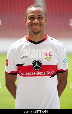 12. Juli 2021, Baden-Württemberg, Stuttgart: Offizieller Medientag des Bundesligisten VfB Stuttgart: Nikolas Nartey. Foto: Marijan Murat/dpa - WICHTIGER HINWEIS: Gemäß den Bestimmungen der DFL Deutsche Fußball Liga und/oder des DFB Deutscher Fußball-Bund ist es untersagt, im Stadion und/oder vom Spiel aufgenommene Fotos in Form von Sequenzbildern und/oder videoähnlichen Fotoserien zu verwenden oder zu verwenden. Stockfoto