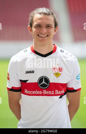 12. Juli 2021, Baden-Württemberg, Stuttgart: Offizieller Medientag des Bundesligisten VfB Stuttgart: Jordan Meyer. Foto: Marijan Murat/dpa - WICHTIGER HINWEIS: Gemäß den Bestimmungen der DFL Deutsche Fußball Liga und/oder des DFB Deutscher Fußball-Bund ist es untersagt, im Stadion und/oder vom Spiel aufgenommene Fotos in Form von Sequenzbildern und/oder videoähnlichen Fotoserien zu verwenden oder zu verwenden. Stockfoto