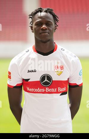 12. Juli 2021, Baden-Württemberg, Stuttgart: Offizieller Medientag des Bundesligisten VfB Stuttgart: Naouirou Ahamada. Foto: Marijan Murat/dpa - WICHTIGER HINWEIS: Gemäß den Bestimmungen der DFL Deutsche Fußball Liga und/oder des DFB Deutscher Fußball-Bund ist es untersagt, im Stadion und/oder vom Spiel aufgenommene Fotos in Form von Sequenzbildern und/oder videoähnlichen Fotoserien zu verwenden oder zu verwenden. Stockfoto