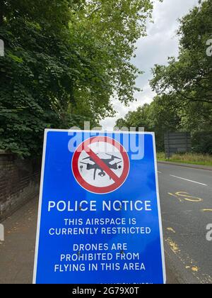 Ein Polizeischild in der Nähe von Wimbledon im Südwesten Londons warnt Drohnenpiloten, dass der Luftraum eingeschränkt ist und das Fliegen mit Drohnen verboten ist. Bilddatum: Sonntag, 11. Juli 2021. Stockfoto