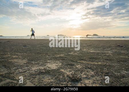 Am Strand am Klong Prao Beach auf Koh Chang, Ko Chang, Thailand. Stockfoto