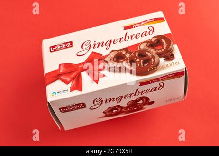 KÖNIGSBERG, RUSSLAND - 03.27.2021 - Lambertz Lebkuchenkekse. Sehr leckere Lebkuchen-Box auf rotem Hintergrund Stockfoto