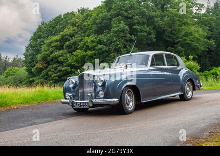 1960 60s grey blue Bentley 6230cc petrol luxury British Limousine unterwegs KLMC The Cars The Star Show in Holker Hall & Gardens, Grange-over-Sands, Großbritannien Stockfoto