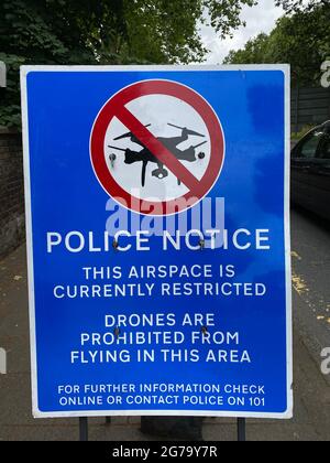 Ein Polizeischild in der Nähe von Wimbledon im Südwesten Londons warnt Drohnenpiloten, dass der Luftraum eingeschränkt ist und das Fliegen mit Drohnen verboten ist. Bilddatum: Sonntag, 11. Juli 2021. Stockfoto