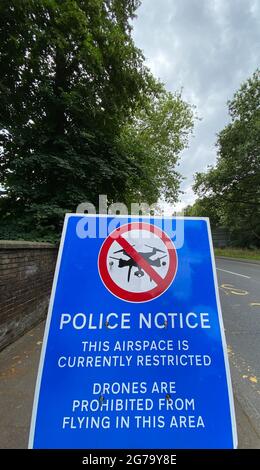 Ein Polizeischild in der Nähe von Wimbledon im Südwesten Londons warnt Drohnenpiloten, dass der Luftraum eingeschränkt ist und das Fliegen mit Drohnen verboten ist. Bilddatum: Sonntag, 11. Juli 2021. Stockfoto