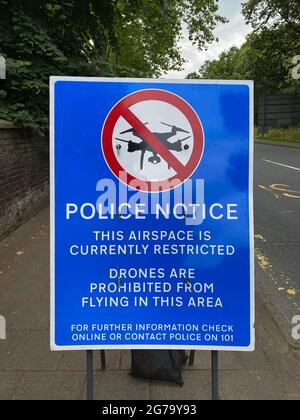 Ein Polizeischild in der Nähe von Wimbledon im Südwesten Londons warnt Drohnenpiloten, dass der Luftraum eingeschränkt ist und das Fliegen mit Drohnen verboten ist. Bilddatum: Sonntag, 11. Juli 2021. Stockfoto
