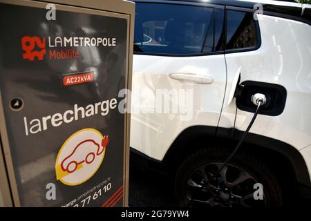 Marseille, Frankreich. Juli 2021. Ein Elektroauto lädt seine Batterien in der Rue de la Loge in Marseille auf. (Foto von Gerard Bottino/SOPA Images/Sipa USA) Quelle: SIPA USA/Alamy Live News Stockfoto