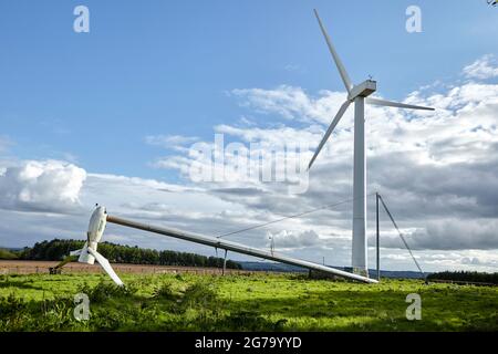 Neue Windenergieanlage ersetzt die alte Stockfoto