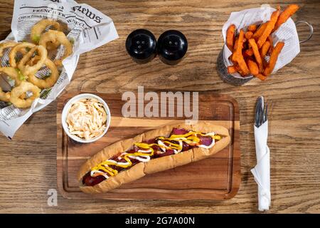 Sheffield, Großbritannien : 9 Oct 2017 : amerikanische Küche - Hotdog, Pommes und Zwiebelringe im Wagon 1871, Leadmill Road Stockfoto