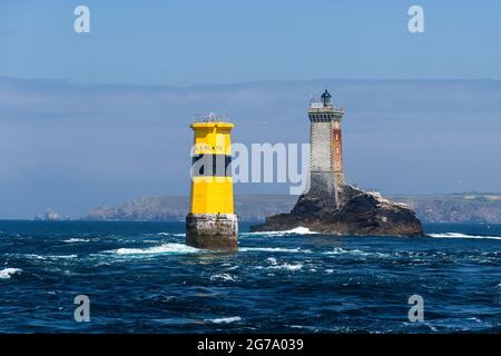 Leuchtturm La Vieille und Tourelle de la Plate, Meerenge Raz de sein, im Hintergrund die felsige Küste von Pointe du Raz, Frankreich, Bretagne, Departement Finistère Stockfoto