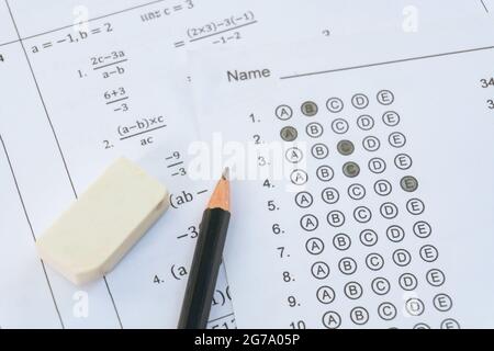 Bleistift und Radiergummi auf Fragebögen oder standardisierten Test Form mit Antworten sprudelte. multiple-choice-Antwort Blatt Stockfoto