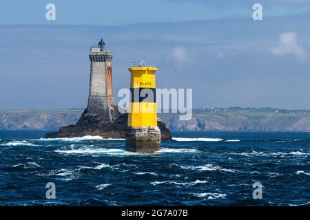 Leuchtturm La Vieille und Tourelle de la Plate, Meerenge Raz de sein, im Hintergrund die felsige Küste von Pointe du Raz, Frankreich, Bretagne, Departement Finistère Stockfoto