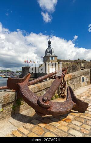 Concarneau, Anker auf der Brücke zur Altstadt Ville Close, im Hintergrund der Uhrenturm und die Stadtmauer, Frankreich, Bretagne, Finistère-Departement Stockfoto