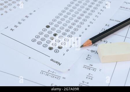 Bleistift und Radiergummi auf Fragebögen oder standardisierten Test Form mit Antworten sprudelte. multiple-choice-Antwort Blatt Stockfoto