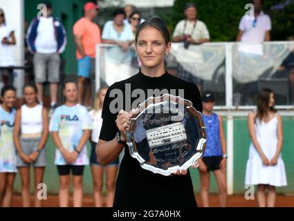 Prag, Tschechische Republik. Juli 2021. Karolina Pliskova posiert mit ihrem zweiten Platz in der Wimbledon Trophy, nachdem sie am Montag, den 12. Juli 2021, aus London in Prag, Tschechien, zurückgekehrt war. Kredit: Michaela Rihova/CTK Foto/Alamy Live Nachrichten Stockfoto