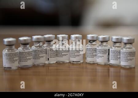 London, Großbritannien. Juli 2021. Fläschchen mit dem Pfizer Covid-19-Impfstoff, gesehen in einem Impfzentrum in London. (Foto: Dinendra Haria/SOPA Images/Sipa USA) Quelle: SIPA USA/Alamy Live News Stockfoto