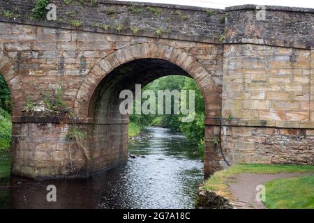 Brücke über den Fluss Derwent in Blanchland Modelldorf Northumberland Stockfoto