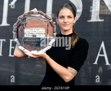 Prag, Tschechische Republik. Juli 2021. Karolina Pliskova posiert mit ihrem zweiten Platz in der Wimbledon Trophy, nachdem sie am Montag, den 12. Juli 2021, aus London in Prag, Tschechien, zurückgekehrt war. Kredit: Michaela Rihova/CTK Foto/Alamy Live Nachrichten Stockfoto