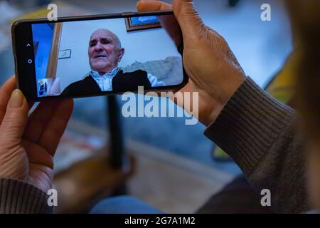 senioren, die bei Videokonferenzen auf dem Mobiltelefon sprechen Stockfoto