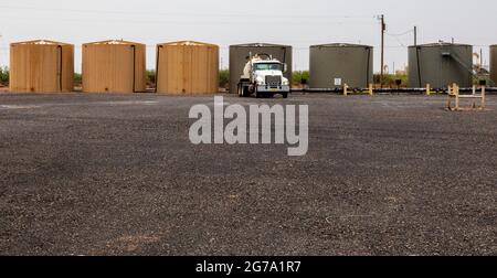 Loco Hills, New Mexico - BEI Loco Hills Water Solutions ÜBERNIMMT EIN LKW eine Ladung Süßwasser. Auch wenn sich New Mexico mitten in extremer Dürre befindet, f Stockfoto
