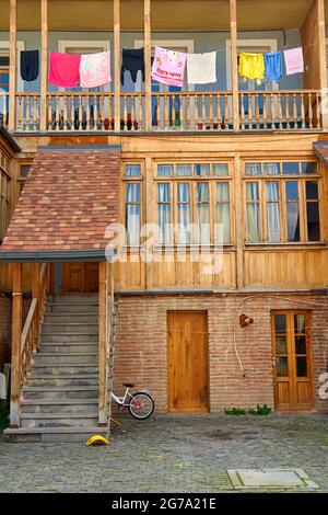 Haushaltstraditionen in Georgien. Die gewaschene Wäsche wird auf dem Balkon draußen getrocknet. Stockfoto