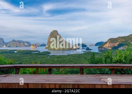 Samet Nangshe Aussichtspunkt Berglandschaft Phang Nga Bucht Phuket Thailand mit Holzbank im Vordergrund Stockfoto