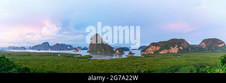 Samet Nangshe Aussichtspunkt Berglandschaft Phang Nga Bucht Phuket Thailand bei Sonnenuntergang Stockfoto