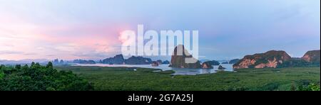 Samet Nangshe Aussichtspunkt Berglandschaft Phang Nga Bucht Phuket Thailand bei Sonnenuntergang Stockfoto