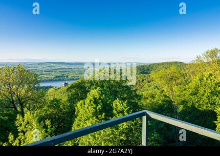 St. Andrä-Wördern, Blick vom Aussichtsturm Tempelbergwarte bei Altenberg auf die Donau, Schloss Greifenstein in Wienerwald, Wienerwald, Niederösterreich / Niederösterreich, Österreich Stockfoto