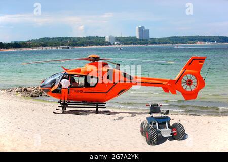 Rettungshubschrauber mit Strandrollstuhl am Timmendorfer Strand, Schleswig-Holstein Stockfoto