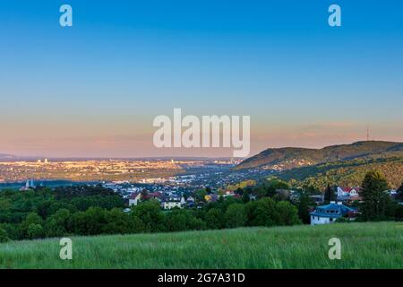 Klosterneuburg, Blick auf Klosterneuburg, Berge Leopoldsberg und Kahlenberg, Wien, vom Freiberg im Wienerwald, Wienerwald, Niederösterreich / Niederösterreich, Österreich Stockfoto