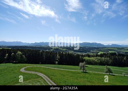 Deutschland, Bayern, Oberbayern, Landkreis Rosenheim, Chiemgau, Rimsting, Blick vom Aussichtsturm Ratzinger Höhe, Chiemgauer Alpen, in der Mitte die Kampenwand Stockfoto