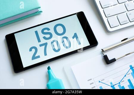 Informationen über ISO 27001 auf dem Bildschirm des Smartphones. Stockfoto