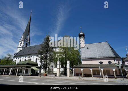 Deutschland, Bayern, Oberbayern, Chiemgau, Prien, Pfarrkirche Mariä Himmelfahrt und Baptisterium von St. Johannes dem Täufer, auf dem Marktplatz Stockfoto