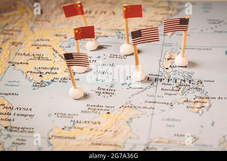 Flaggen von china und den vereinigten Staaten auf einer Karte des südchinesischen Meeres. Konzept des südchinesischen Seekonflikts Stockfoto