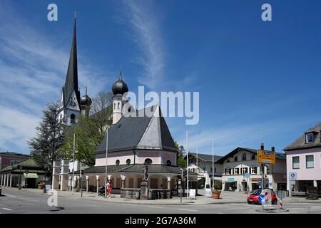 Deutschland, Bayern, Oberbayern, Chiemgau, Prien, Pfarrkirche Mariä Himmelfahrt und Baptisterium von St. Johannes dem Täufer, auf dem Marktplatz Stockfoto