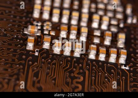 Schließen Sie Keramikkondensatoren auf der Elektronikplatine Stockfoto