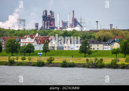 Duisburg, Nordrhein-Westfalen, Deutschland - Stadtlandschaft im Ruhrgebiet mit dem Rhein vor Wohngebäuden im Laar-Kreis und hinter dem Hochofen 8 des ThyssenKrupp Huettenwerks in Bruckhausen. Stockfoto