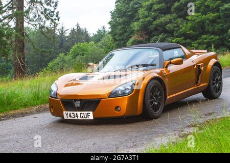 Vauxhall VX220 Sportwagen Benzin unterwegs KLMC die Cars The Star Show in Holker Hall & Gardens, Grange-over-Sands, Großbritannien Stockfoto