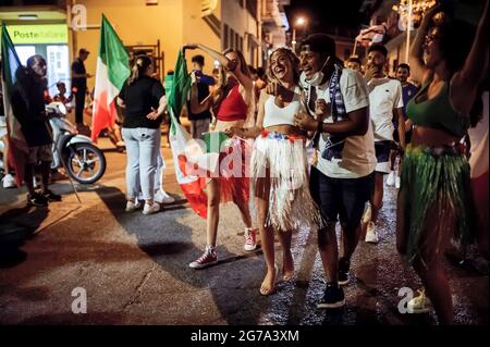 Tropea, Italien. Juli 2021. Jubelende italienische Fans feiern den Sieg, nachdem Italien England geschlagen hat, um die Fußball-Europameisterschaft 2020 in einem Finale zu gewinnen, das im Londoner Wembley-Stadion gespielt wird. Italien schlug England 3-2 in einem Elfmeterschießen nach einem Unentschieden von 1-1. Kredit: SOPA Images Limited/Alamy Live Nachrichten Stockfoto