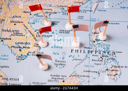 Flaggen von china und den vereinigten Staaten auf einer Karte des südchinesischen Meeres. Konzept des südchinesischen Seekonflikts Stockfoto